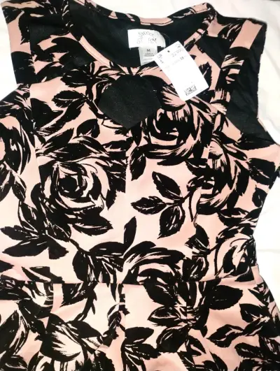 Vestido floral sin mangas rosa y negro - miniatura 2