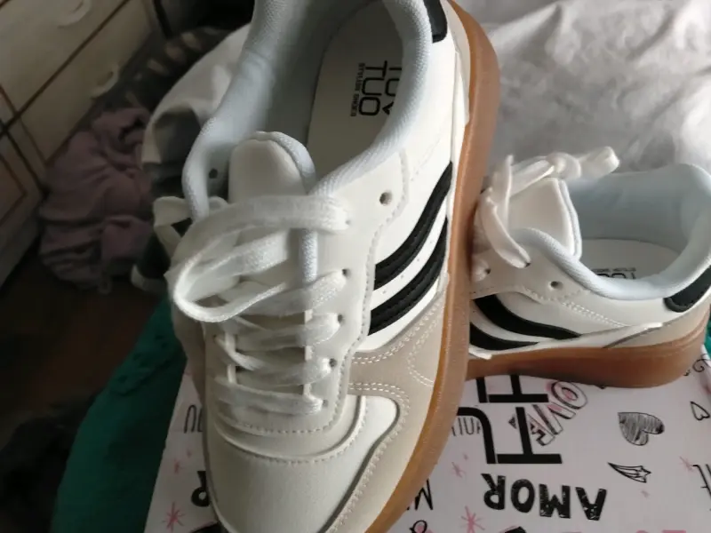 Zapatillas deportivas blancas con suela de goma - 1