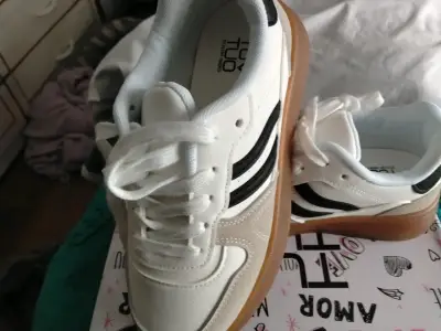 Zapatillas deportivas blancas con suela de goma - miniatura 1