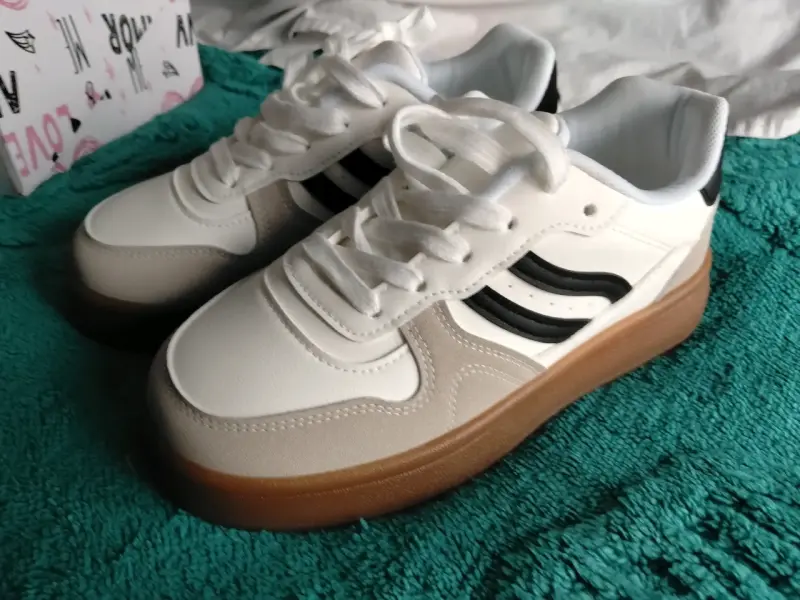 Zapatillas deportivas blancas con suela de goma - 2