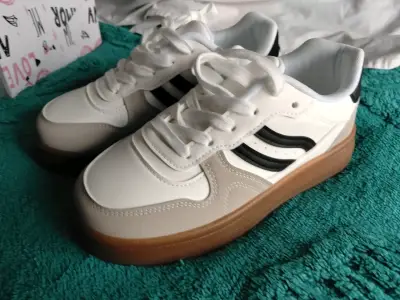 Zapatillas deportivas blancas con suela de goma - miniatura 2