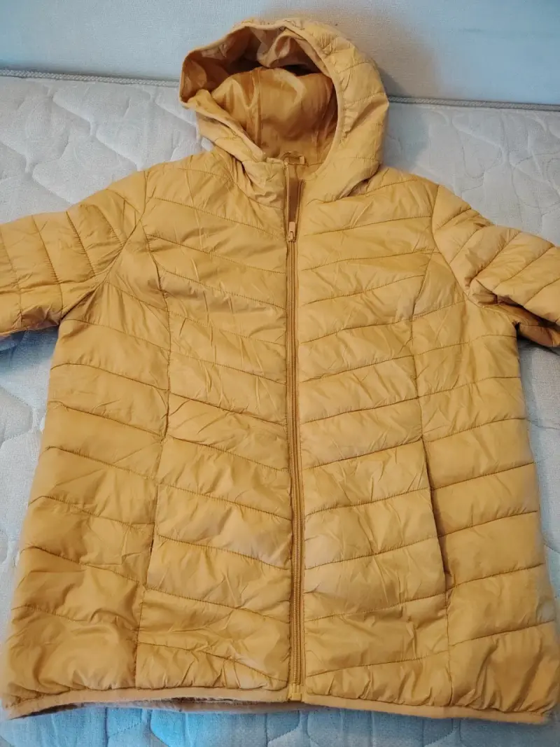 Chaqueta acolchada amarilla con capucha - 1