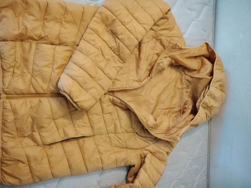 Chaqueta acolchada amarilla con capucha - 2