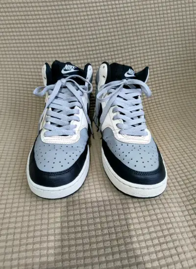 Zapatillas deportivas Nike gris y negro - miniatura 2