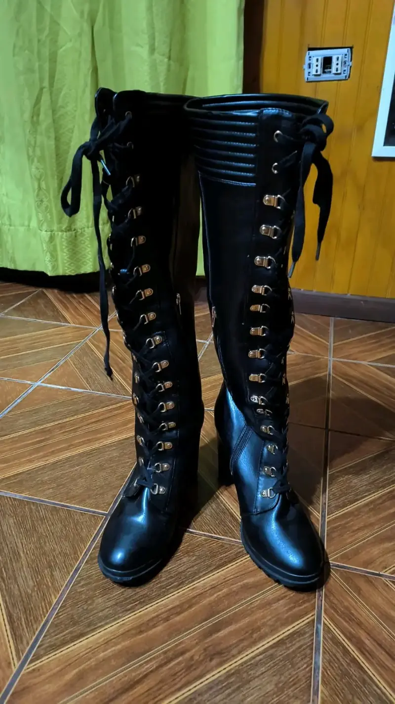 Botas negras altas con cordones y tacón grueso - 1