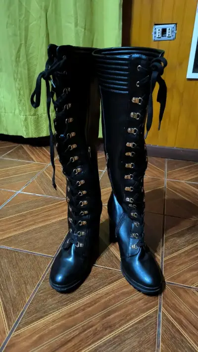 Botas negras altas con cordones y tacón grueso - miniatura 1