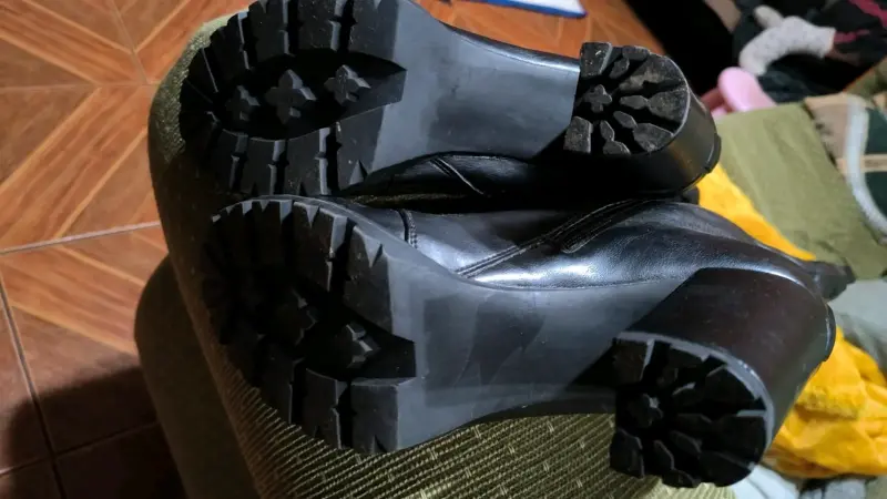 Botas negras altas con cordones y tacón grueso - 2