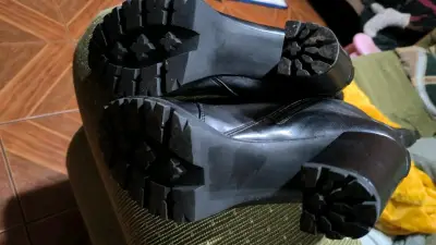 Botas negras altas con cordones y tacón grueso - miniatura 2