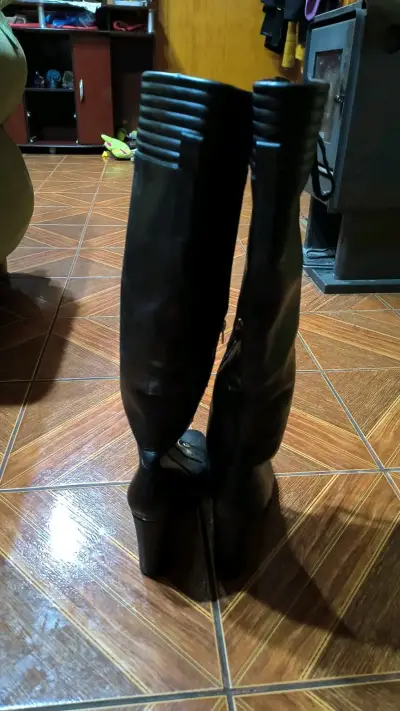 Botas negras altas con cordones y tacón grueso - miniatura 3