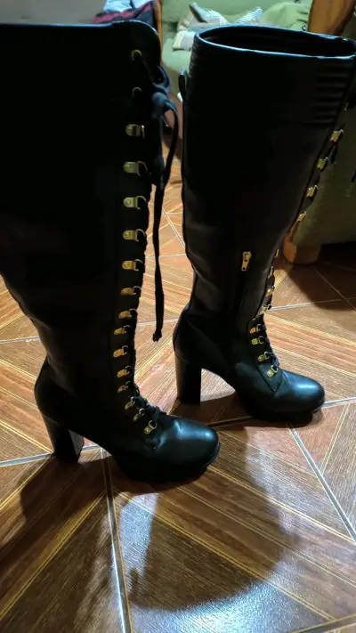 Botas negras altas con cordones y tacón grueso - miniatura 4