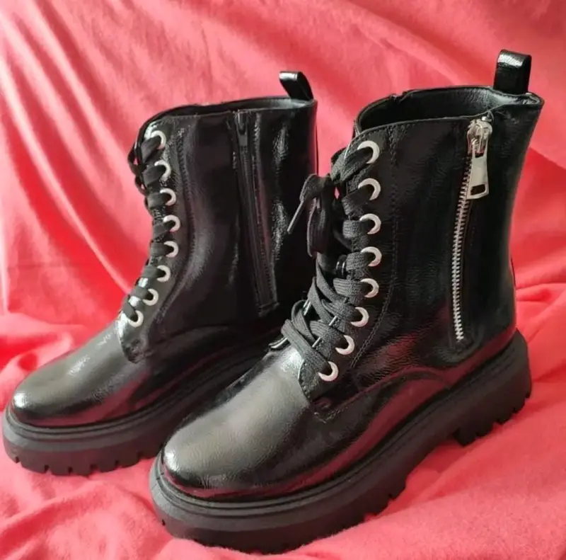 Botas negras de cuero con cierre lateral - 1