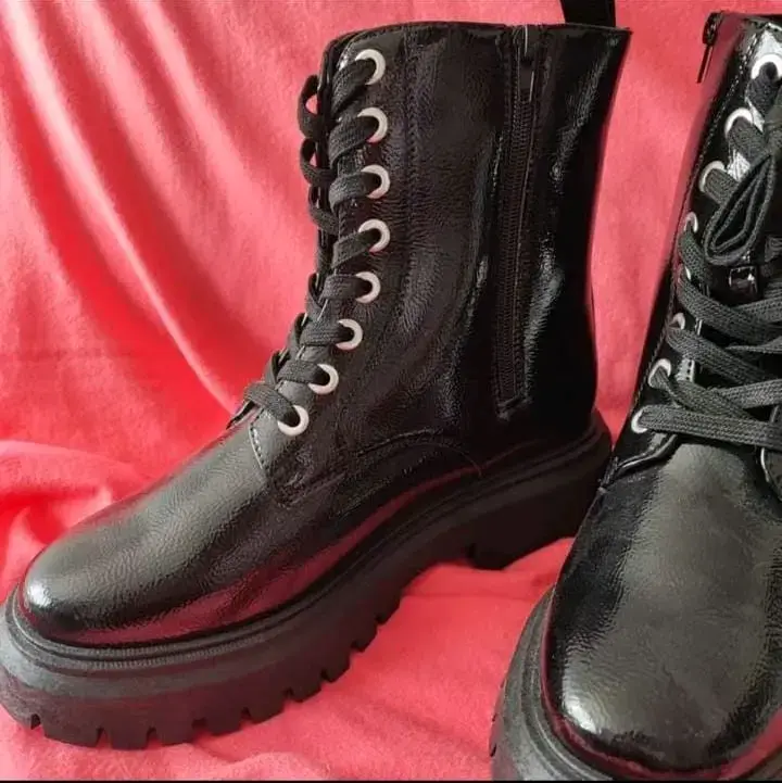 Botas negras de cuero con cierre lateral - 2