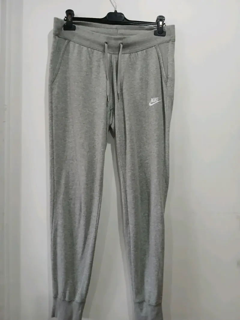 Pantalones deportivos grises Nike para hombre