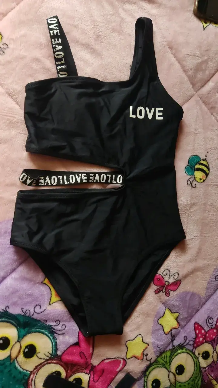 Traje de baño negro con diseño 'LOVE' - 1