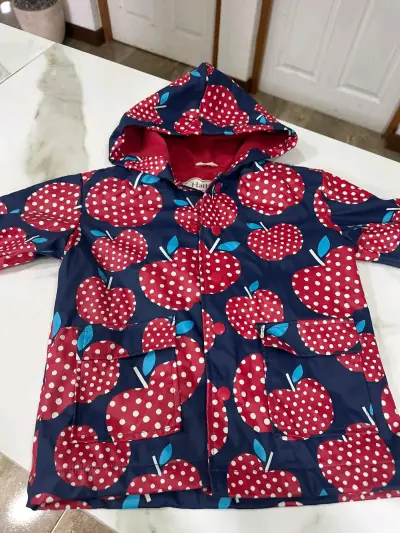 Chaqueta impermeable infantil con diseño de manzanas - miniatura 1