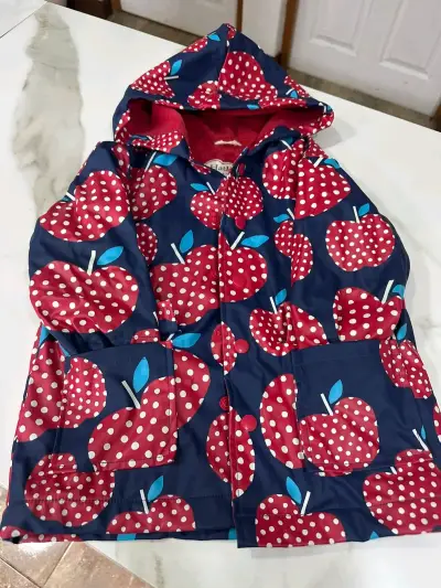 Chaqueta impermeable infantil con diseño de manzanas - miniatura 2