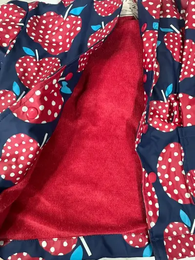 Chaqueta impermeable infantil con diseño de manzanas - miniatura 4