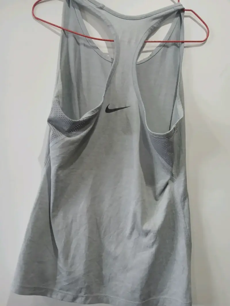 Polera Deportiva Nike Dri-Fit Gris - 2