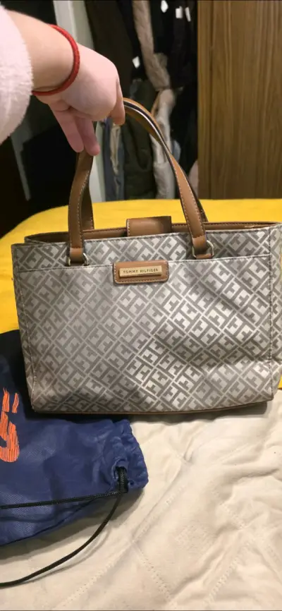 Bolso tote Tommy Hilfiger beige con logo - miniatura 2
