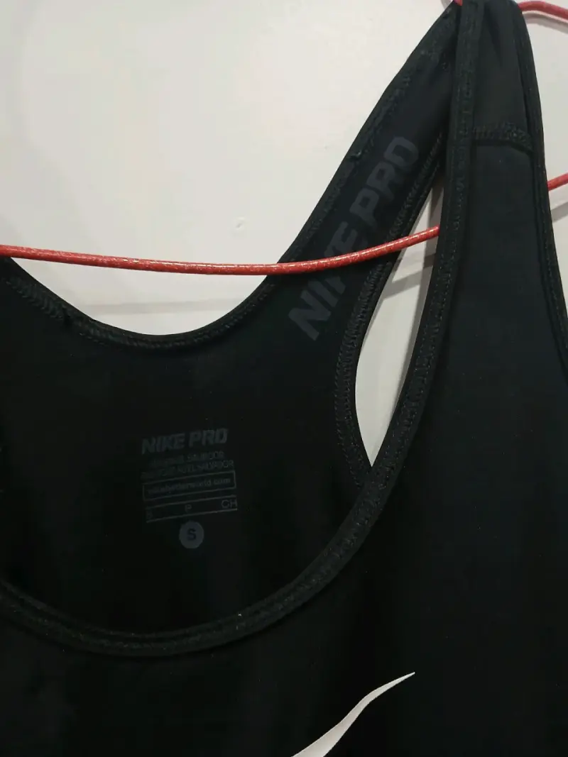 Polera deportiva negra Nike Pro para mujer - 2
