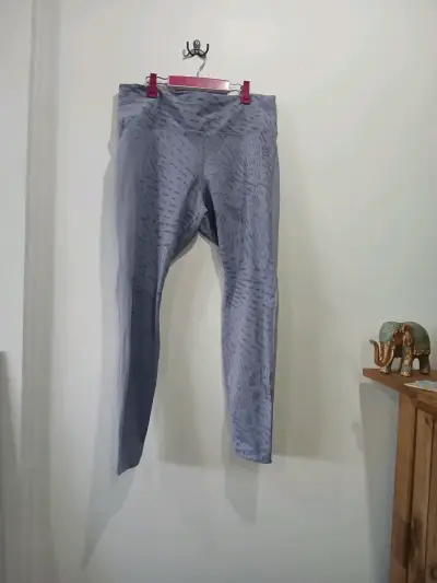 Leggings deportivos Nike Dri-FIT estampados grises - miniatura 1