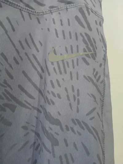 Leggings deportivos Nike Dri-FIT estampados grises - miniatura 2