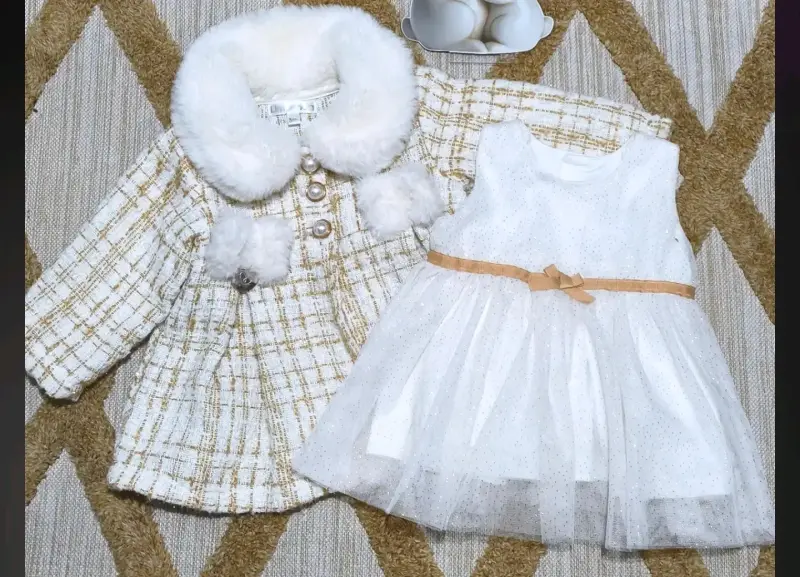 Conjunto de abrigo y vestido para bebe
