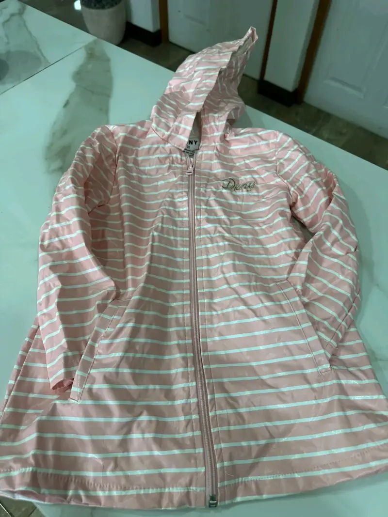 Chaqueta impermeable rosa a rayas DKNY para niña - 1