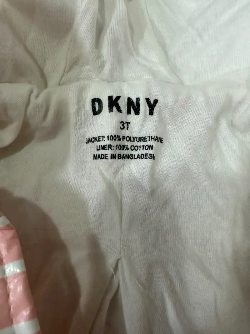 Chaqueta impermeable rosa a rayas DKNY para niña - 2