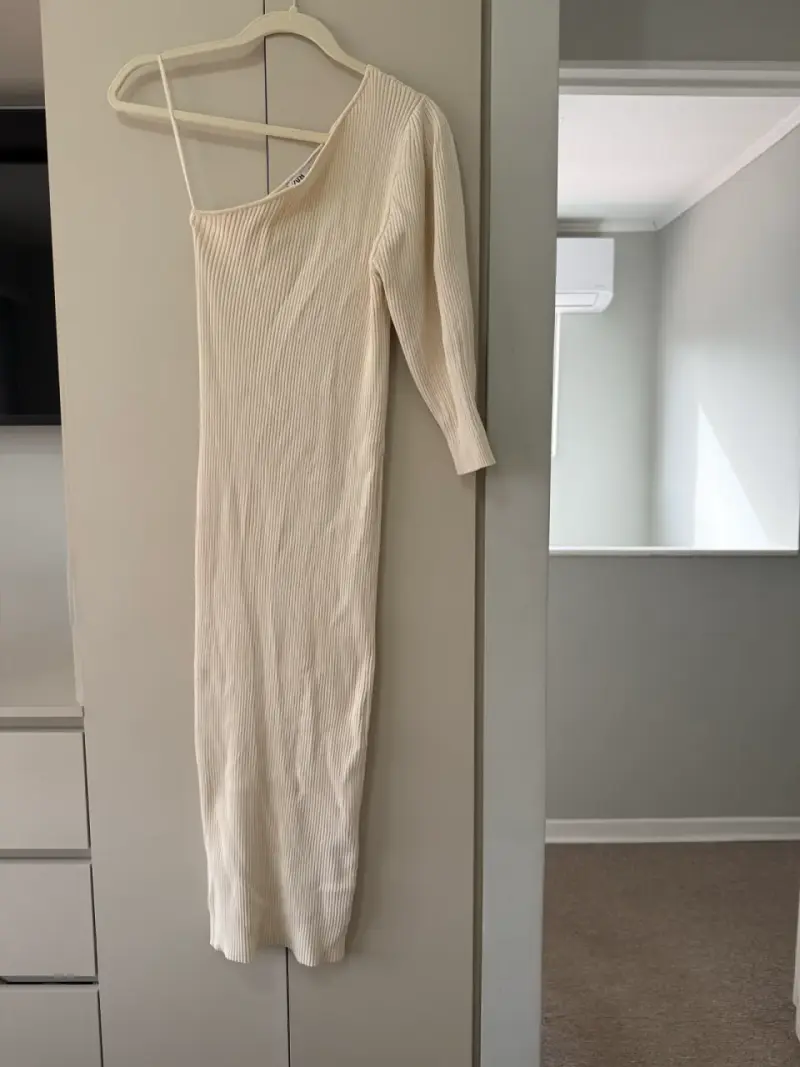 Vestido ajustado de un solo hombro beige