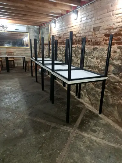 Conjunto de mesas y sillas para restaurante - miniatura 1