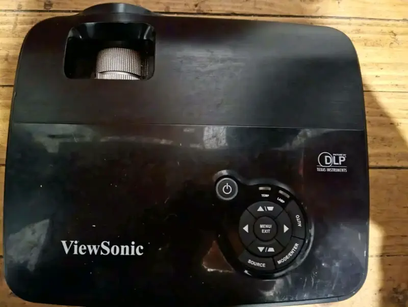 Proyector ViewSonic DLP con múltiples entradas - 1