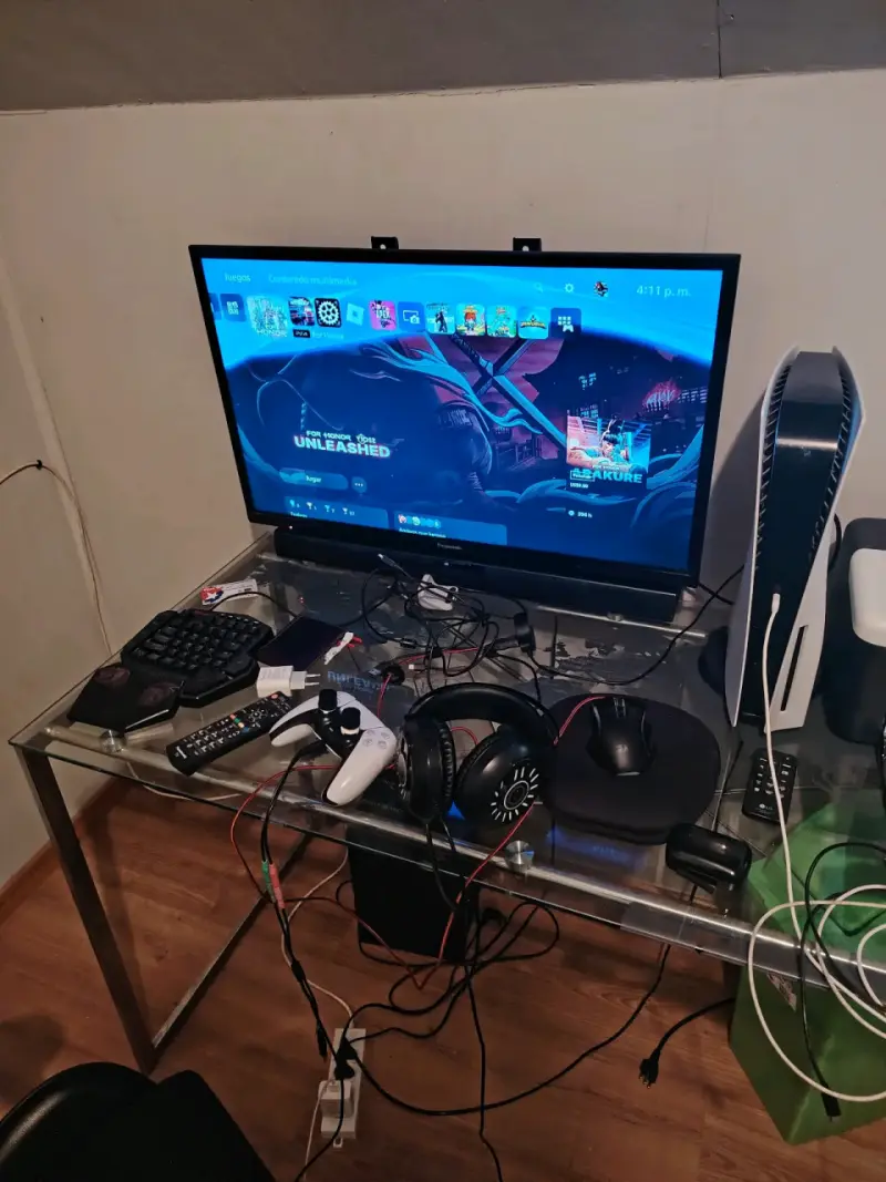 Consola de videojuegos con accesorios y monitor