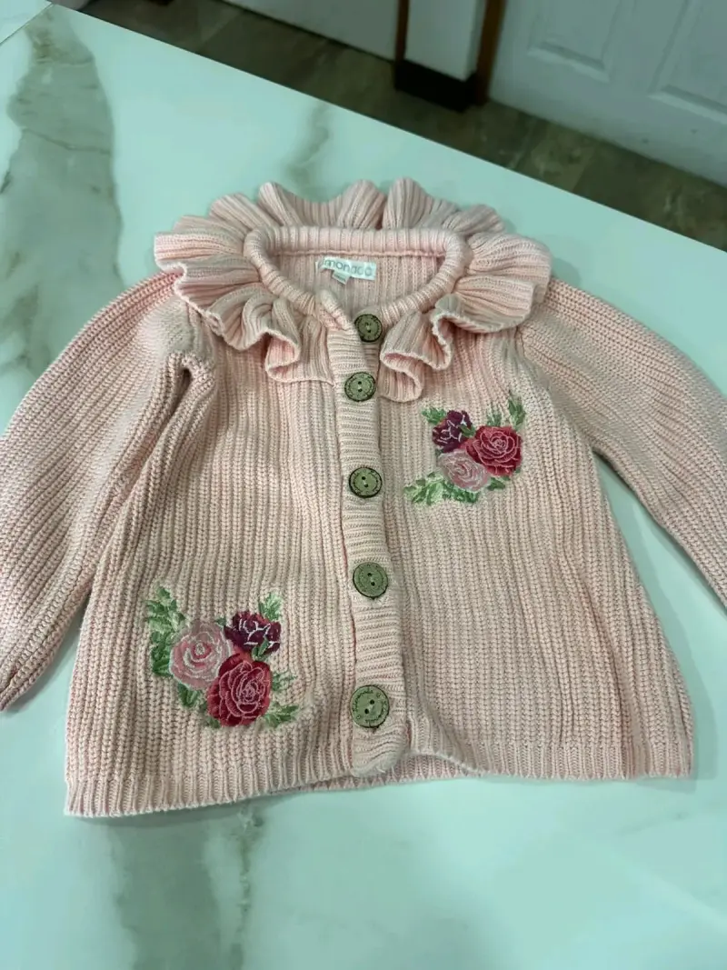 Chaleco de bebé rosado con bordado floral - 1
