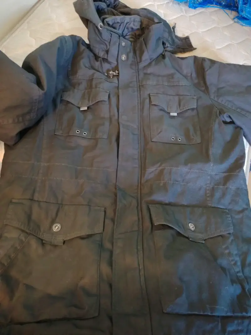 Parka negra con capucha Angelo Litrico - 1