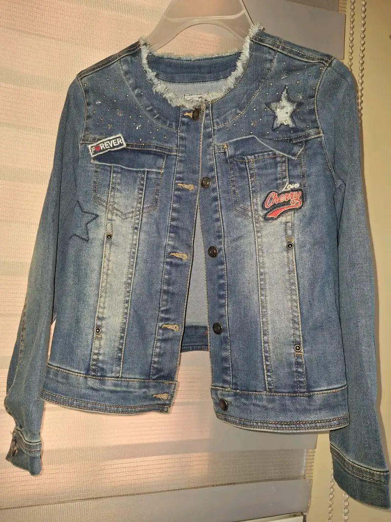 Chaqueta de mezclilla con parches y estrellas