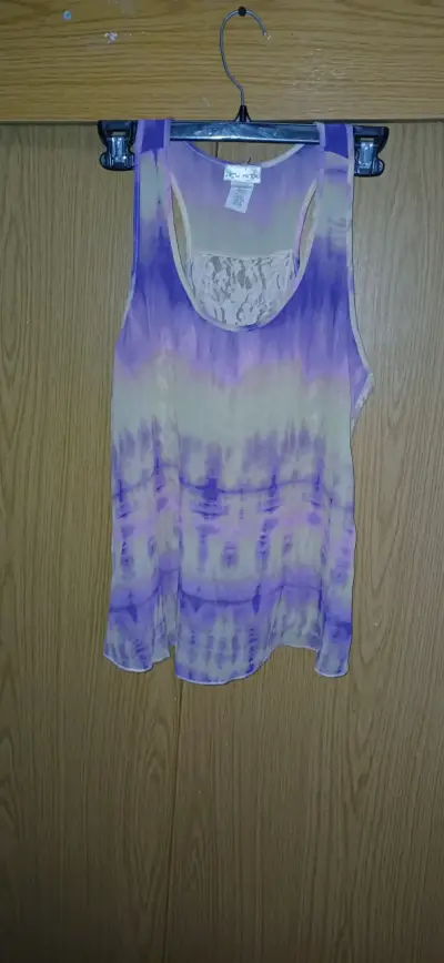 Polera sin mangas tie-dye morada con encaje - miniatura 1