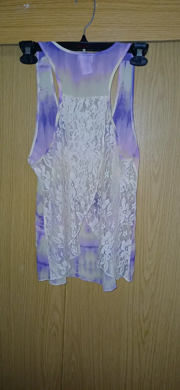 Polera sin mangas tie-dye morada con encaje - 2