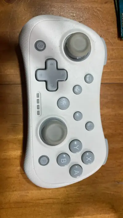 Control inalámbrico blanco para videojuegos - miniatura 1