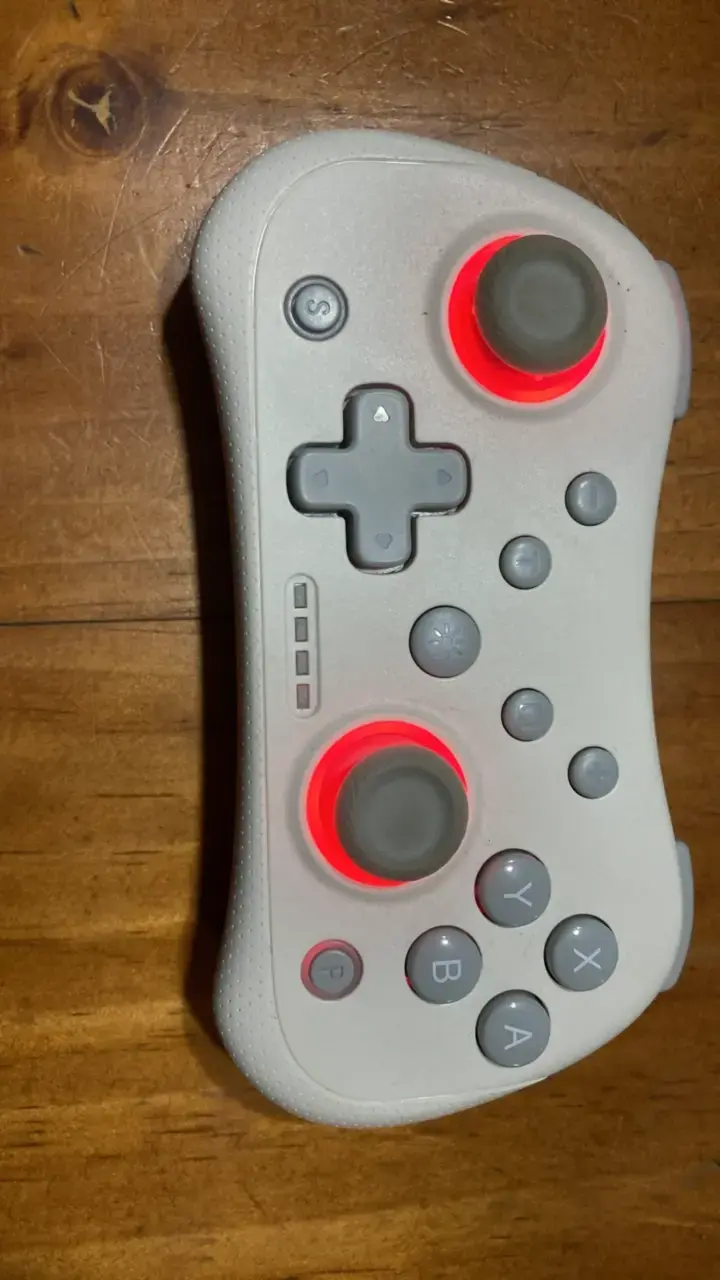 Control inalámbrico blanco para videojuegos - 2