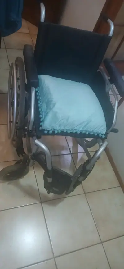 Silla de Ruedas Plegable en Buen Estado - miniatura 1