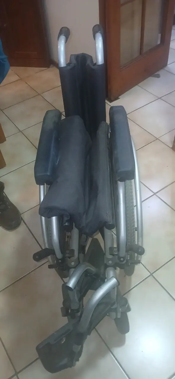 Silla de Ruedas Plegable en Buen Estado - 2
