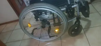 Silla de Ruedas Plegable en Buen Estado - miniatura 3