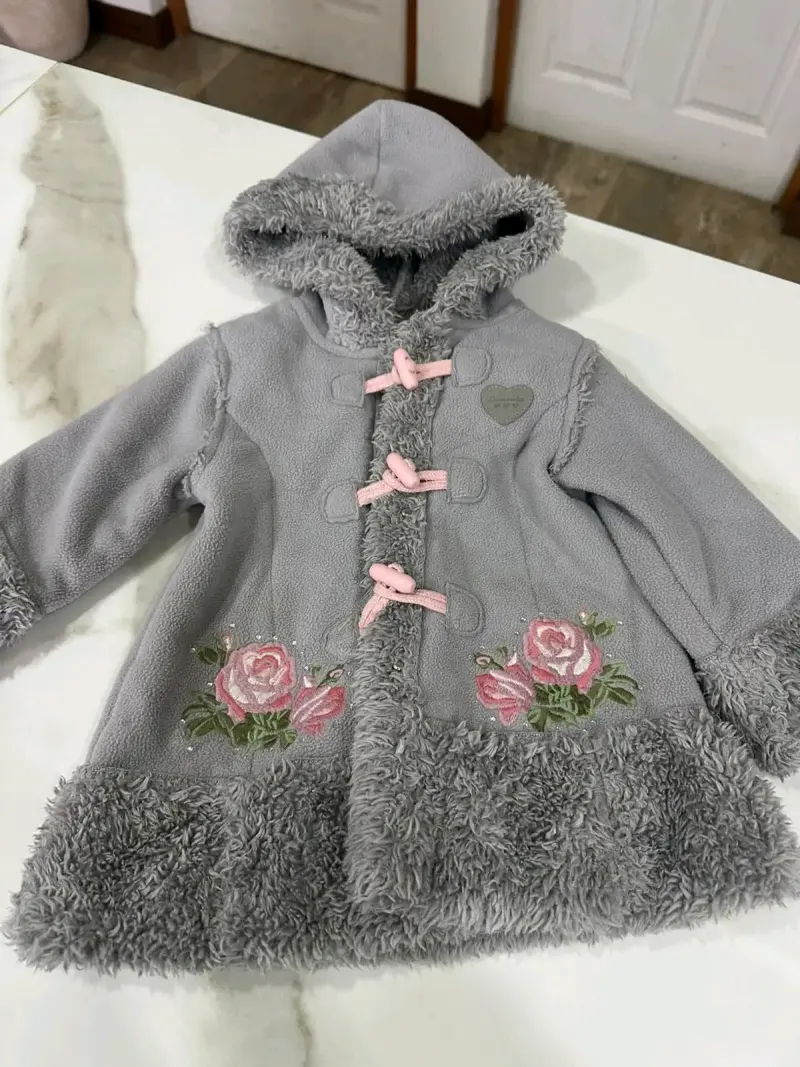 Abrigo gris para bebé con capucha y bordado floral - 1