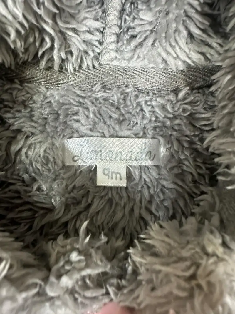 Abrigo gris para bebé con capucha y bordado floral - 2