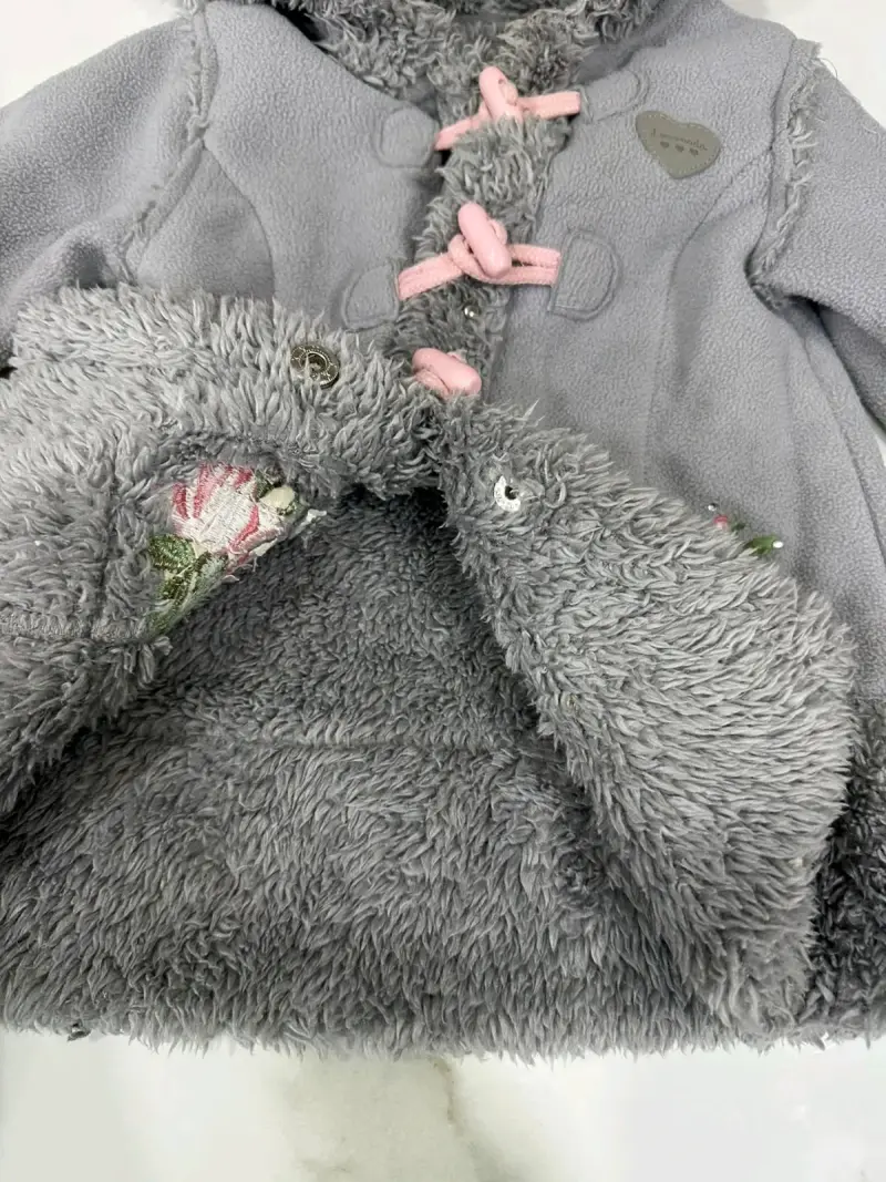 Abrigo gris para bebé con capucha y bordado floral - 3
