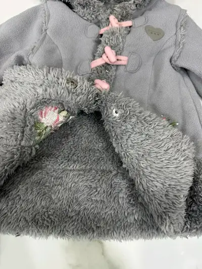 Abrigo gris para bebé con capucha y bordado floral - miniatura 3
