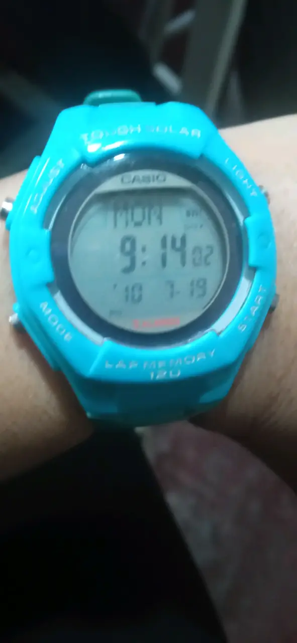 Reloj digital Casio azul con memoria de vueltas - 1