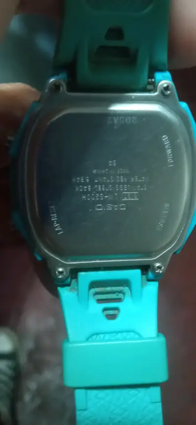 Reloj digital Casio azul con memoria de vueltas - miniatura 2