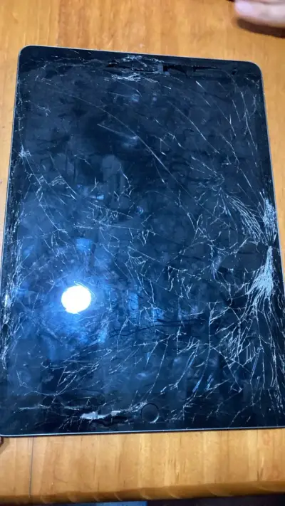 iPad 8 con pantalla rota para repuestos - miniatura 1